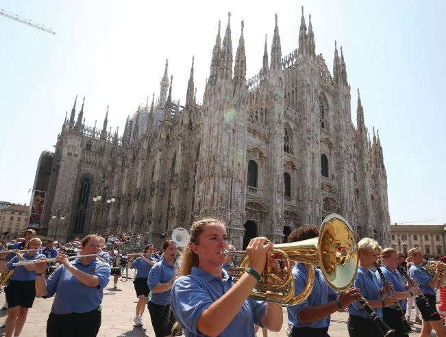 Lions share the love in front of Milan’s iconic Duomo.