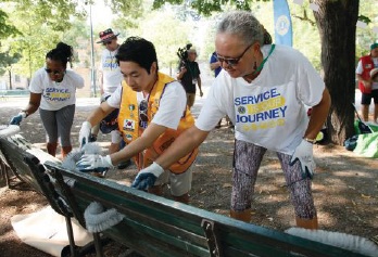 Because Lions are all about serving, these dedicated convention-goers take time out to clean a park.