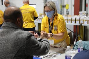 Lions club member gives eyeglasses to refugee