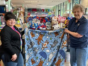 Lions clubs members donate quilt