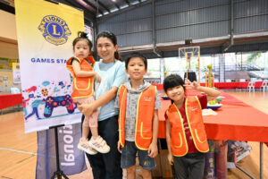 Lion Sia Sheue Wah and her children